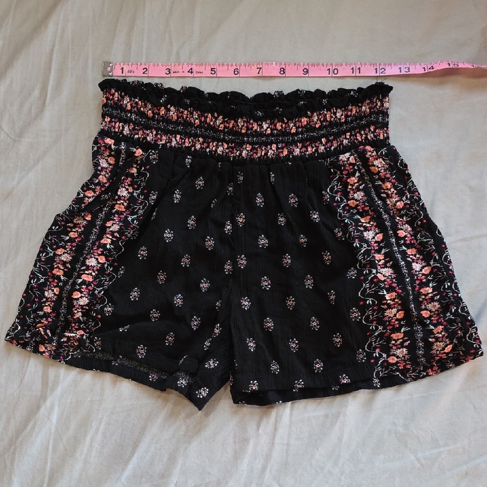 Kingston Medium Black Floral Smocked High-Waist Shorts 100 % Rayon